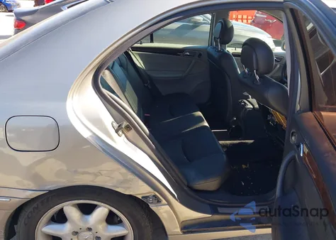 2003 Mercedes-Benz C 240 z USA, uszkodzony, nr VIN WDBRF61J13A504814